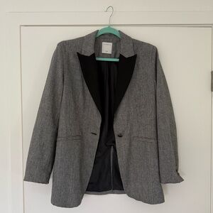 blazer not fitted a bit oversize french size2 American 4/6. 
Small/ Medium